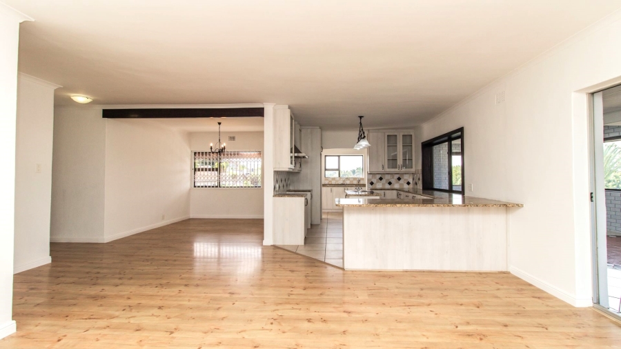 7 Bedroom Property for Sale in Loevenstein Western Cape